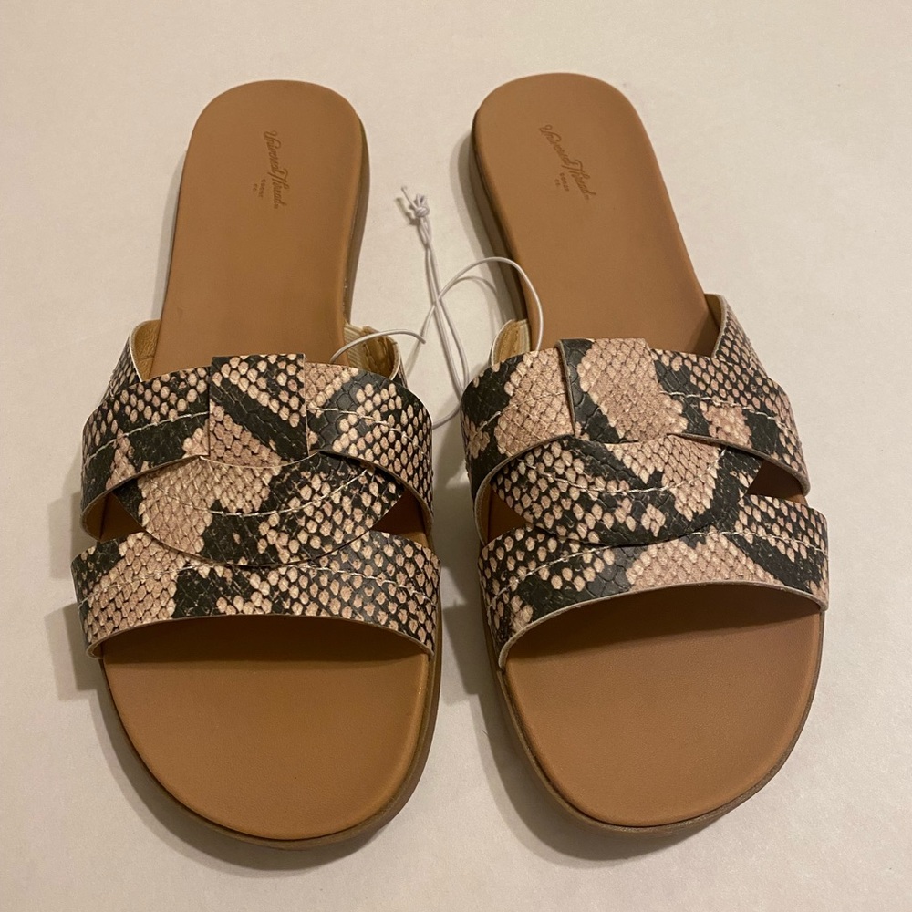 BRAND NEW Universal Thread Sandals